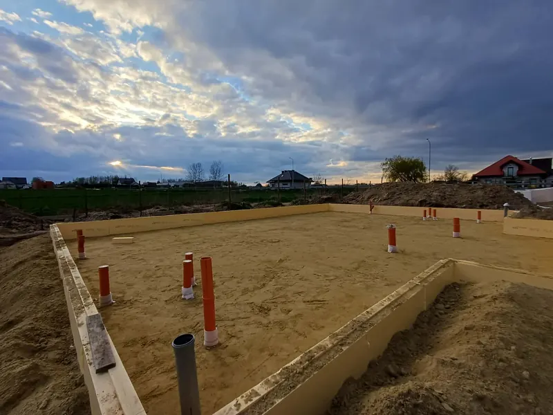 Przygotowanie pod płytę fundamentową z podejściami instalacji